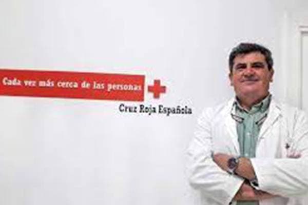El Dr. José María Gallardo Valverde con bata blanca en consulta