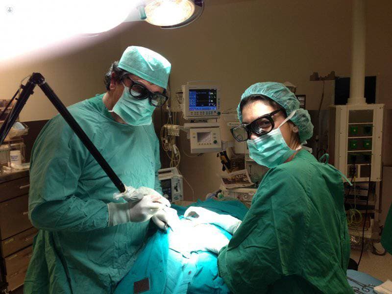 El Dr. Gallardo Valverde operando en quirófano